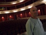 I Muestra de Cultura Catalana en Uruguay  22/04 - Enric Hernàez en el interior del Teatro Macció  