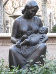 Al taller de Josep Clarà [MEAM] Foto 8: Maternitat de Josep Clarà en bronze, de 1958, a la Plaça Clarà d’Olot