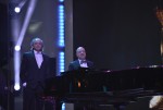 VII Premis Gaudí Albert Guinovart i Alfonso Vilallonga, lliuradors del premi a la Millor música original, al piano