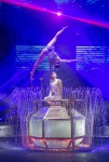 Gran Circ de Nadal de Girona sobre aigua 2 L'equilibrista ucraniana Irina Bakalkina emergeix del seu podium-piscina