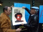 I Muestra de Cultura Catalana en Uruguay  17/04 - Pere Camps entrega a Daniel Viglietti el premio al reconocimiento a la trayectoria artística